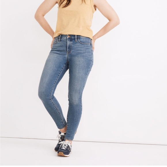 9" Mid-Rise Roadtripper Authentic Jeans in Enfield Wash Womans Size 29 - Picture 4 of 7